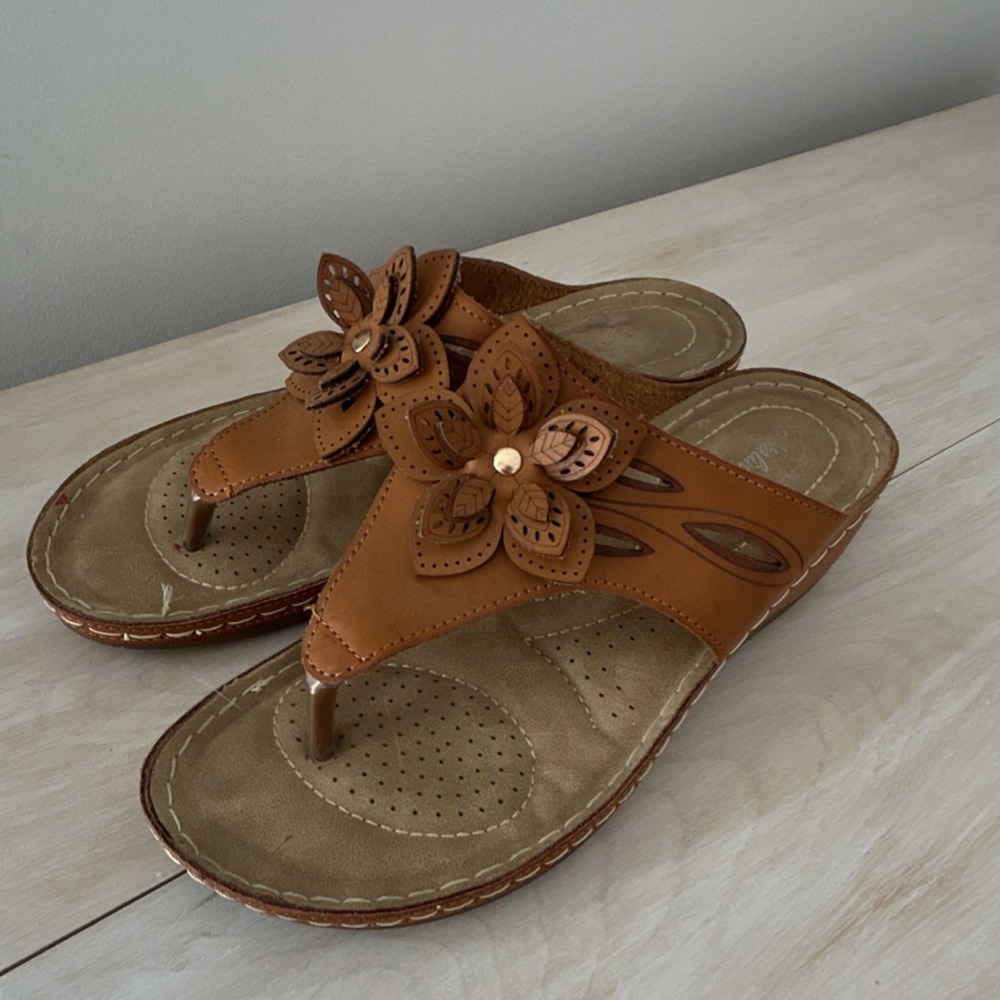 Naturalis Women's Brown Thong Wedge Sandals Flower Accent Comfort Slip On 7.5
